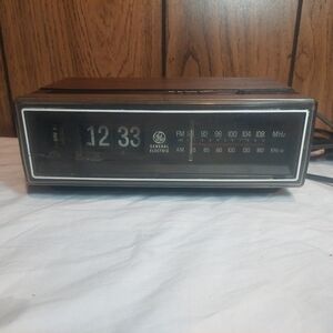 General Electric Vintage Flip Clock  Radio 7-4305D Works Tested Scratches